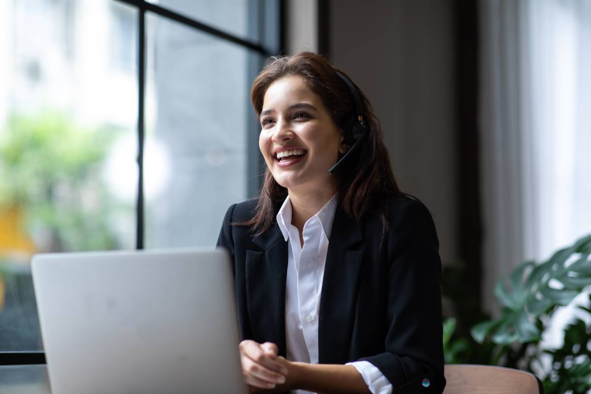 Femme qui négocie efficacement face à une objection client