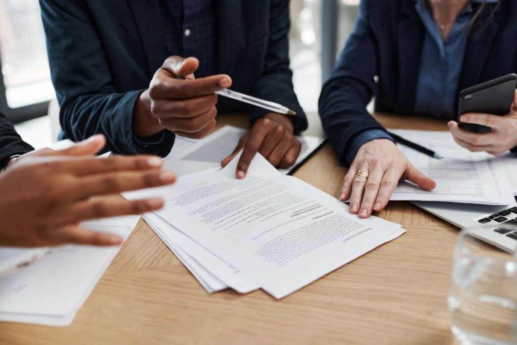 des personnes signent un contrat