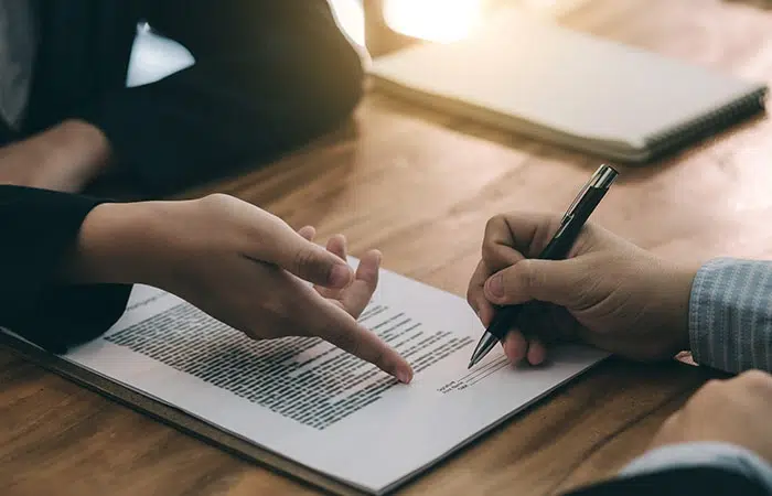Contrat de prestation de services versus contrat de travail : comprendre les différences juridiques majeures