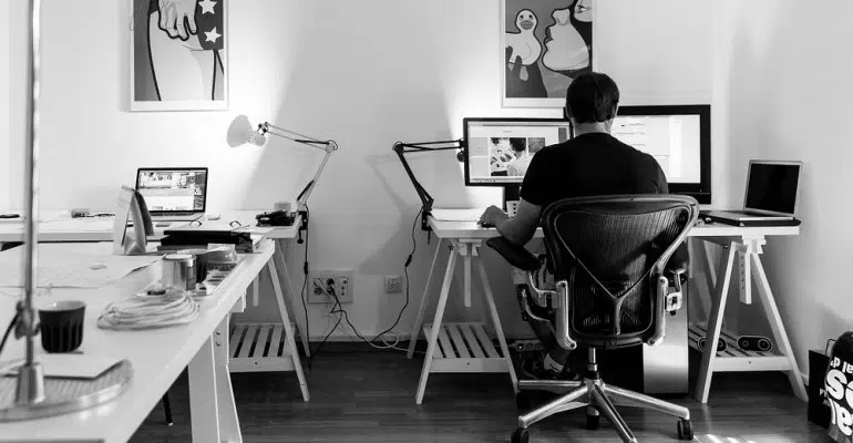 Êtes vous bien installé devant votre écran d'ordinateur ?
