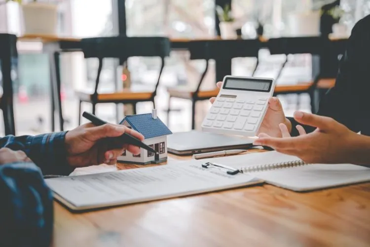 Micro-entrepreneur versus salarié porté : les atouts du portage salarial pour l’obtention d’un prêt immobilier.