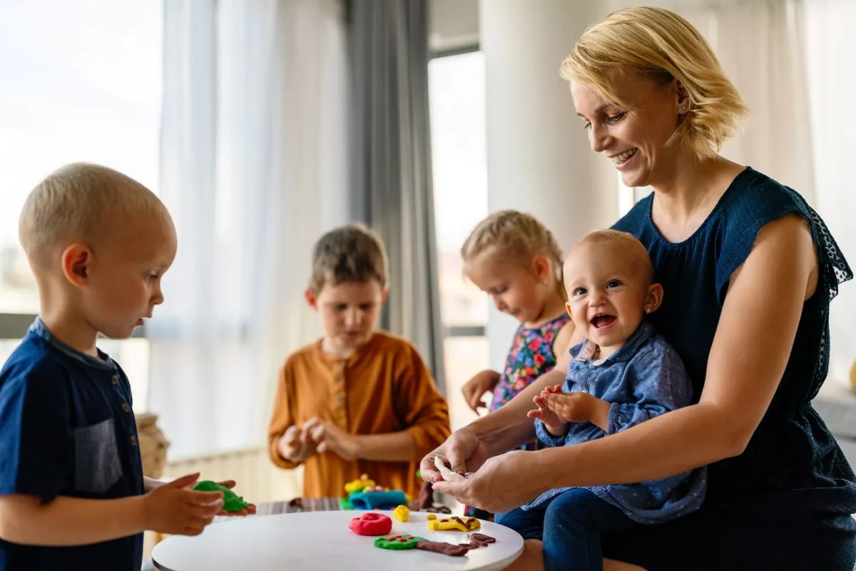 Une baby-sitter entouré d'enfants