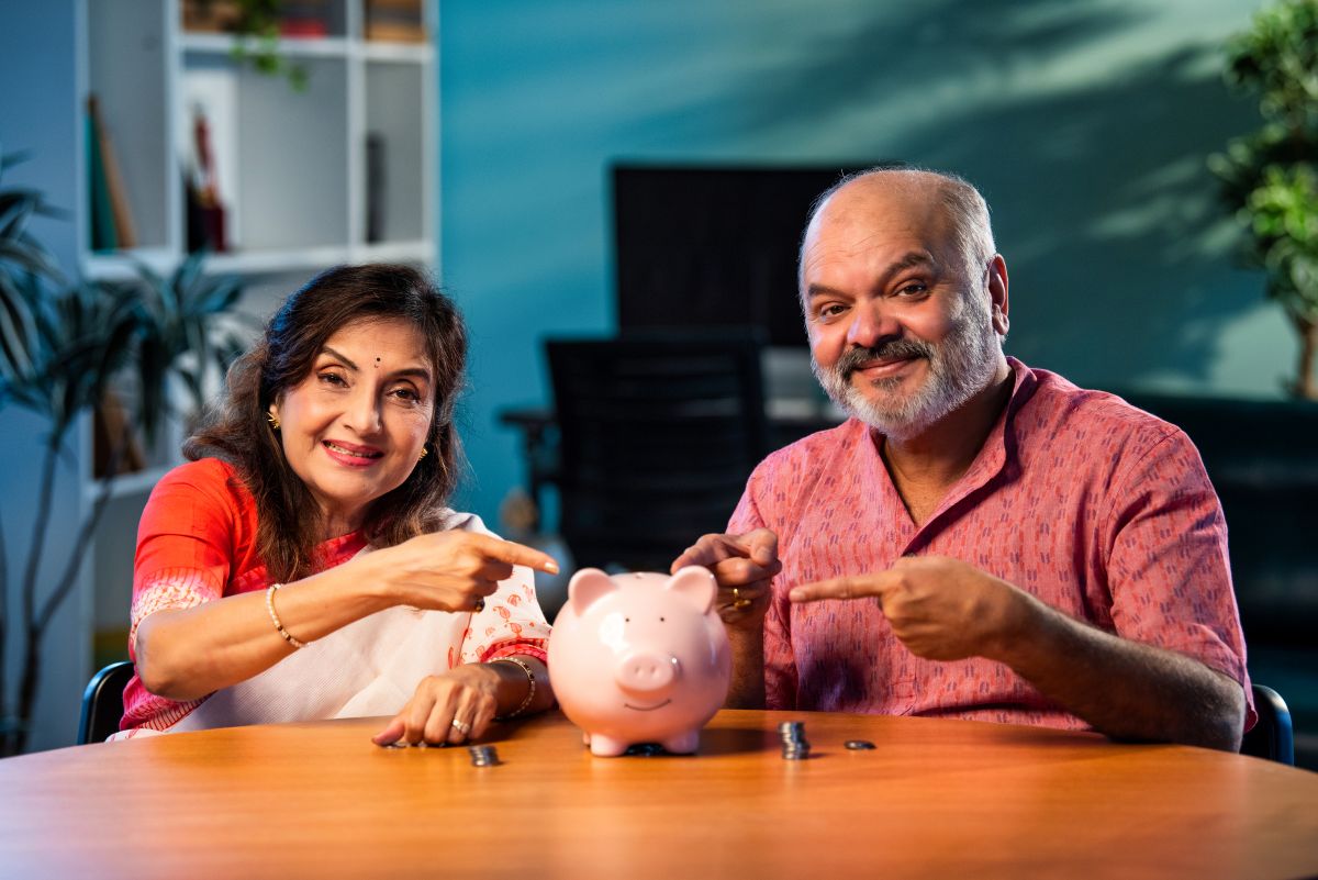 Un couple tient une tirelire