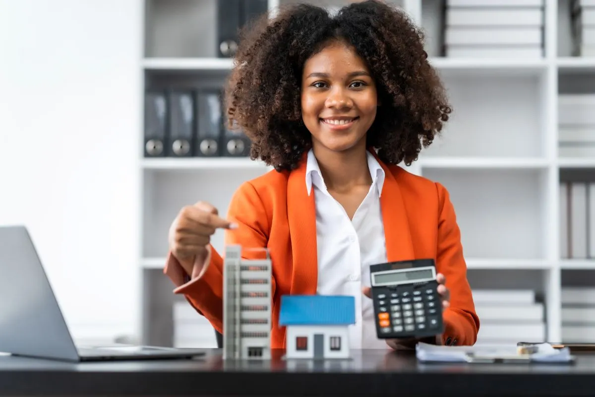 Un agent immobilier montre un futur projet immobilier