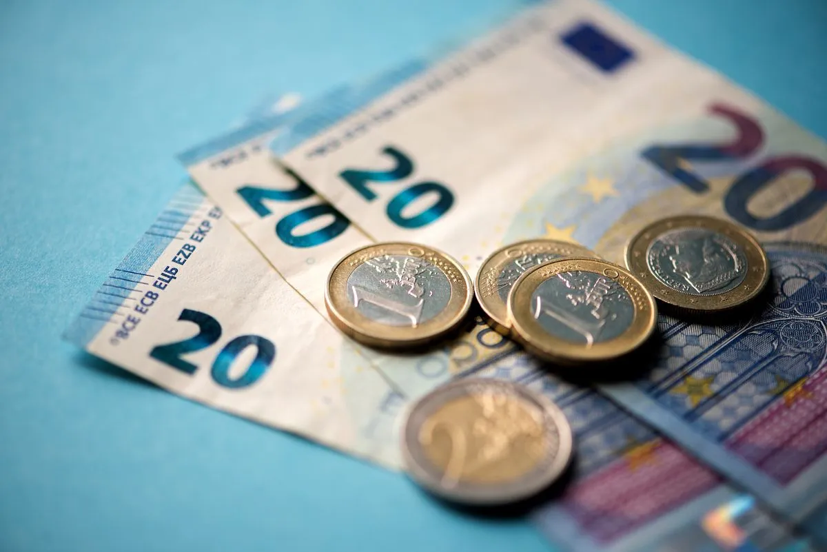 Des billets et des pièces de monnaie