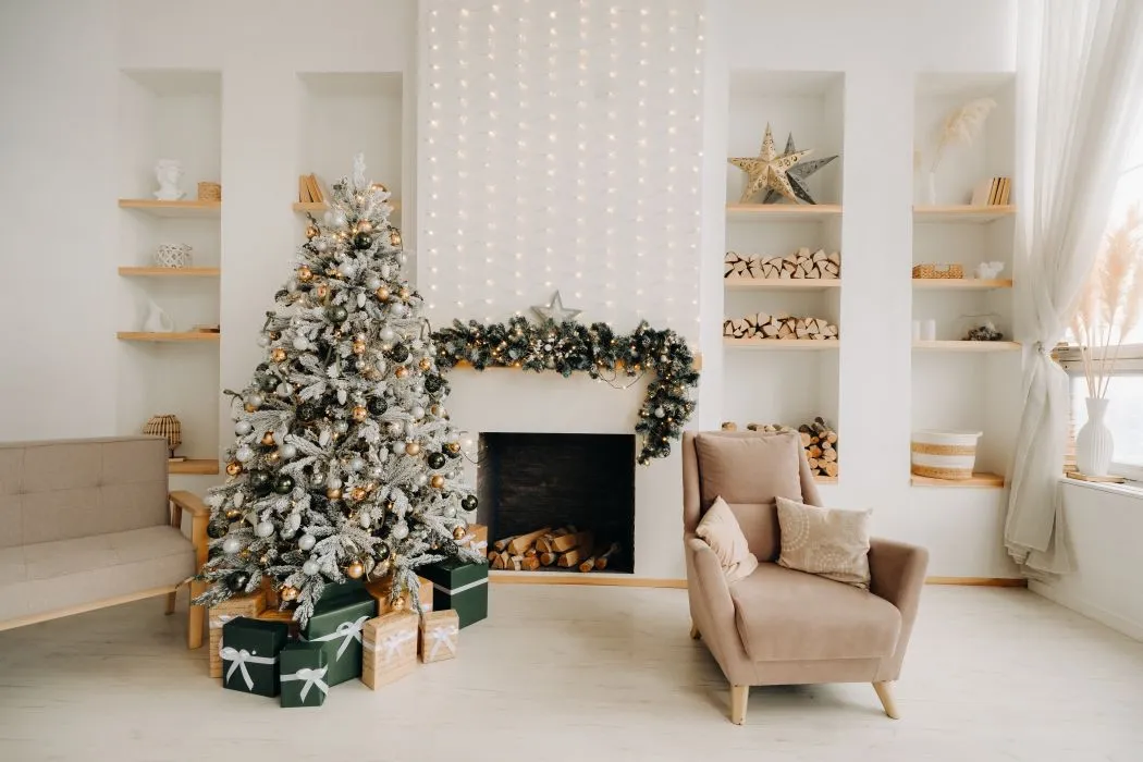 Un salon décoré pour les fêtes. Au centre de l'image on trouve un sapin et à ses pieds, des cadeaux.