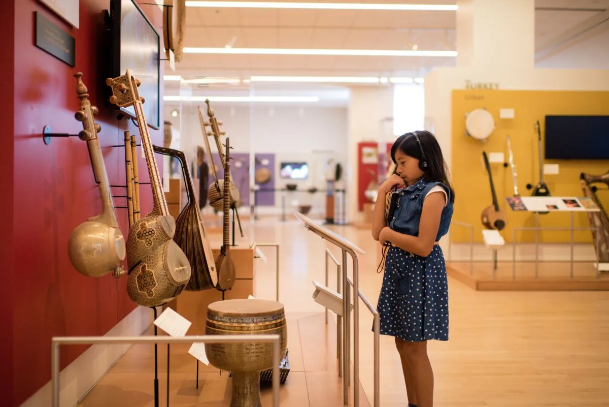 Une petite fille dans un musée