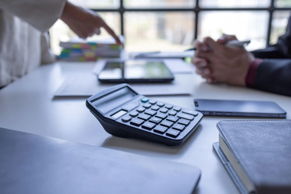 Une calculatrice sur un bureau