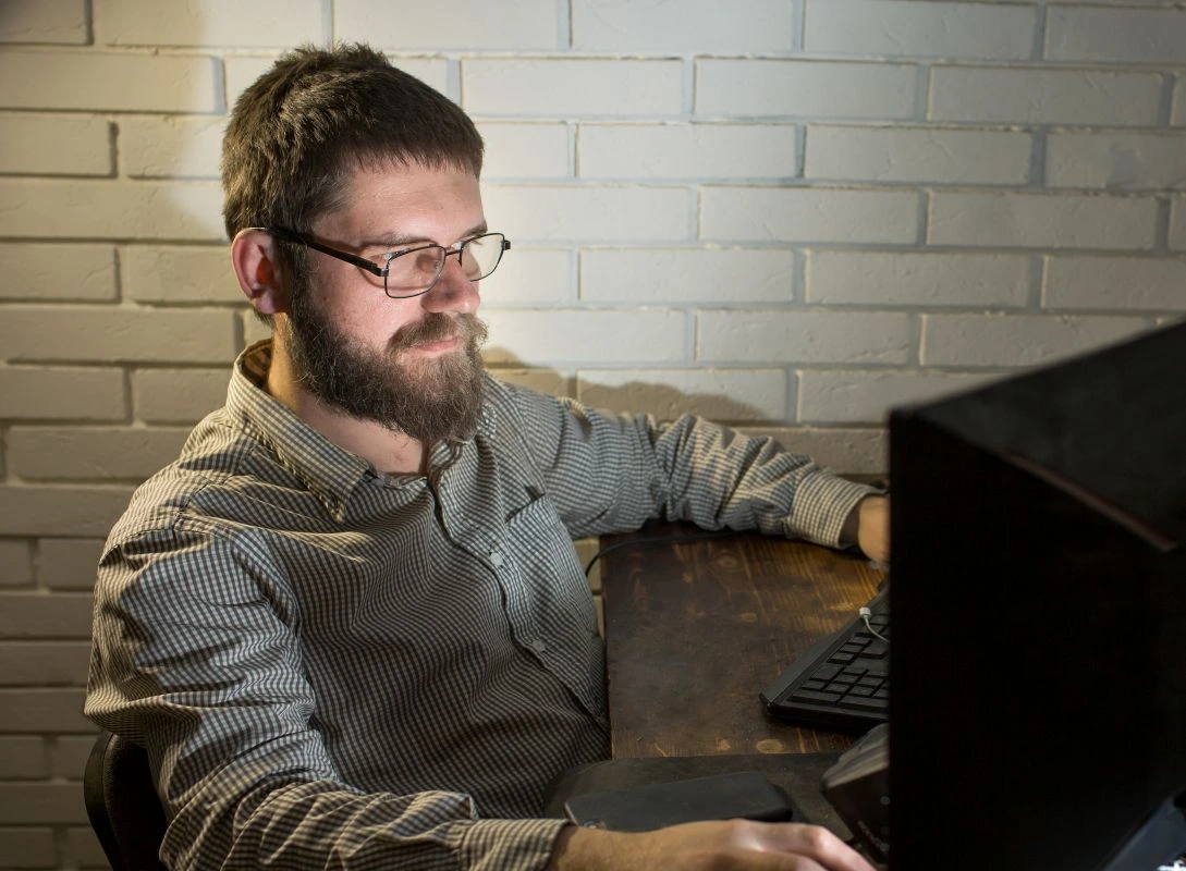 Un homme sur son ordinateur