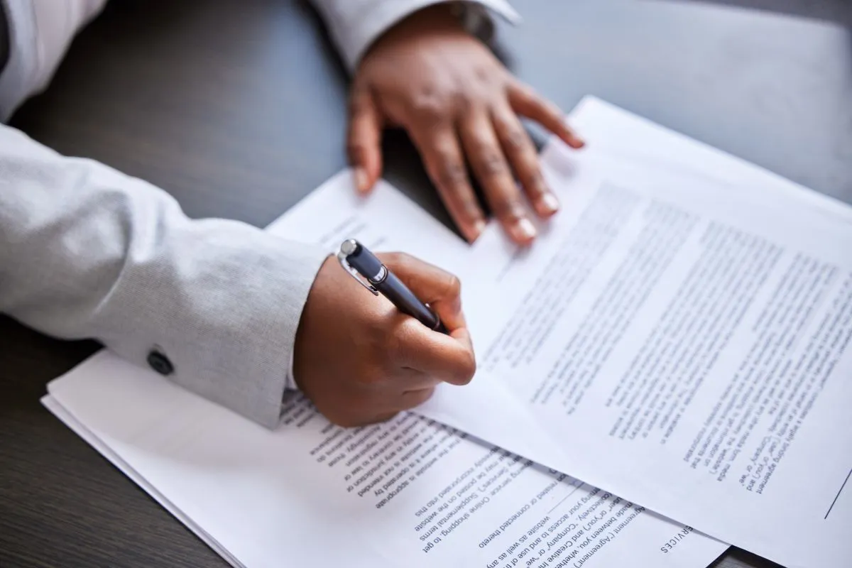 Une personne signe un contrat