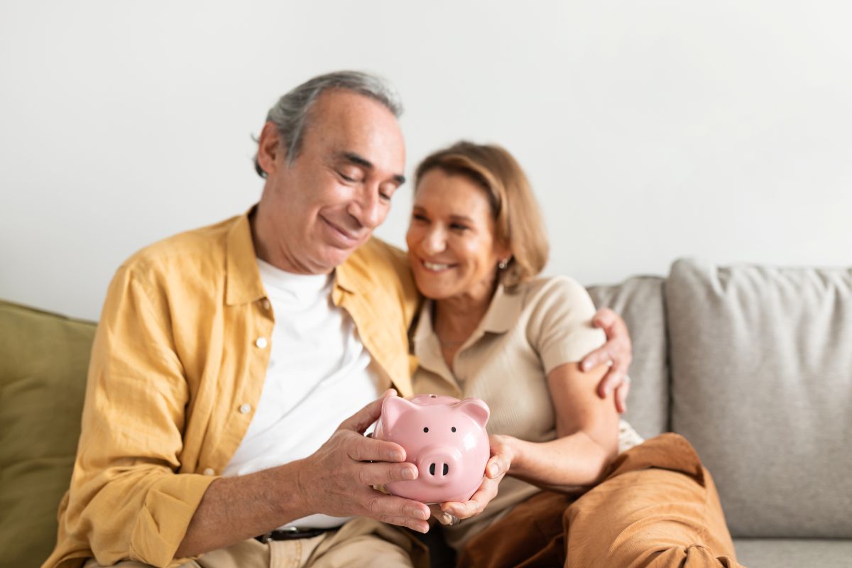 Un couple retraité tient une tirelire