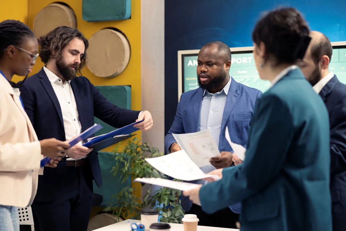 Des employés regardent leurs contrats