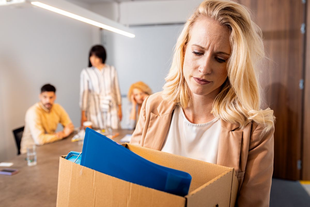 Une femme renvoyée porte ses affaires