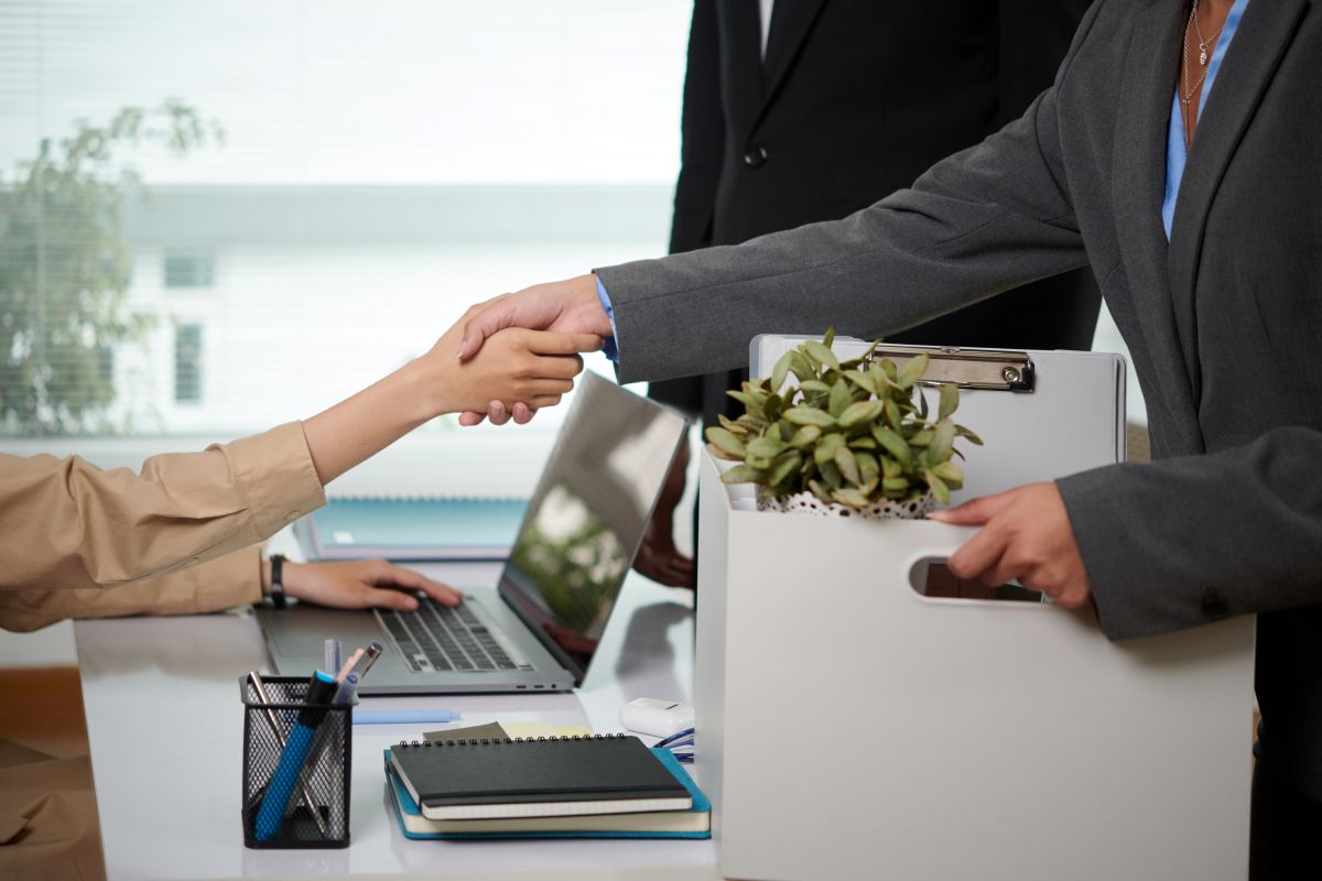Une personne renvoyée dit au revoir à ses collègues