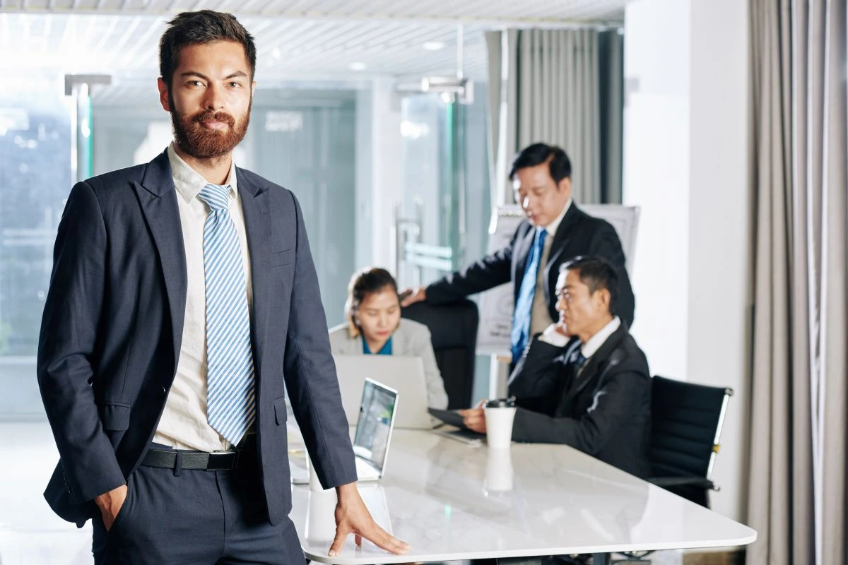 Un homme d'affaires et son équipe