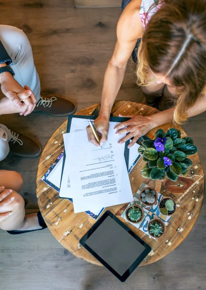 Une femme signe un contrat