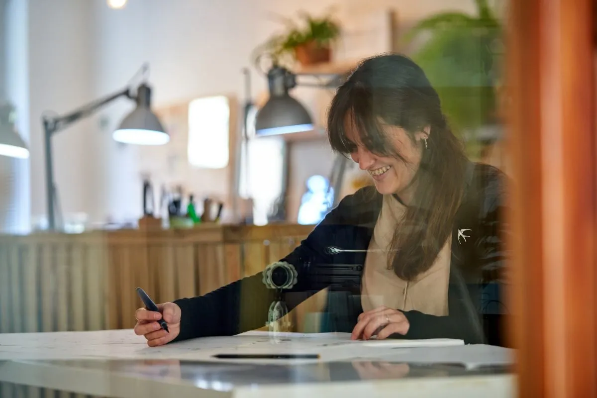 Une femme signe un contrat