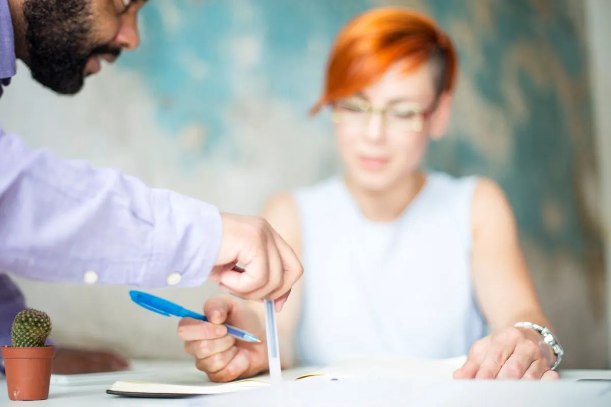 Une femme signe un contrat