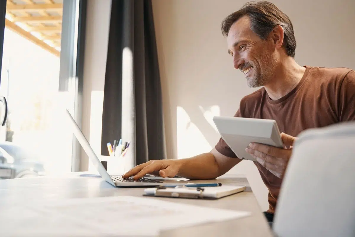Un homme tapote sur son clavier d'ordinateur