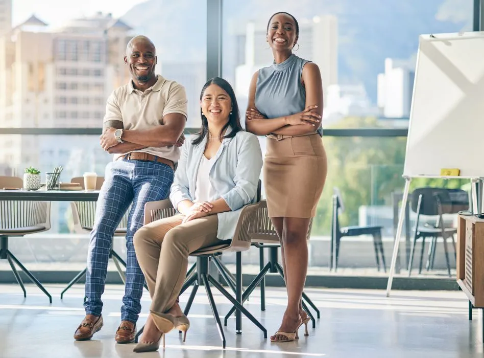 Une groupe de jeunes femmes divers