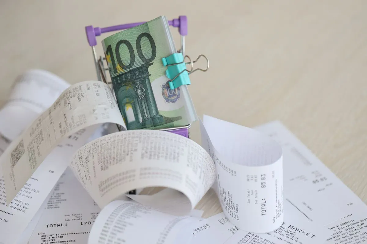 Plusieurs billets entourés de tickets de caisse