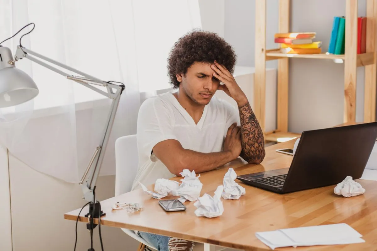 Un homme malade devant son bureau