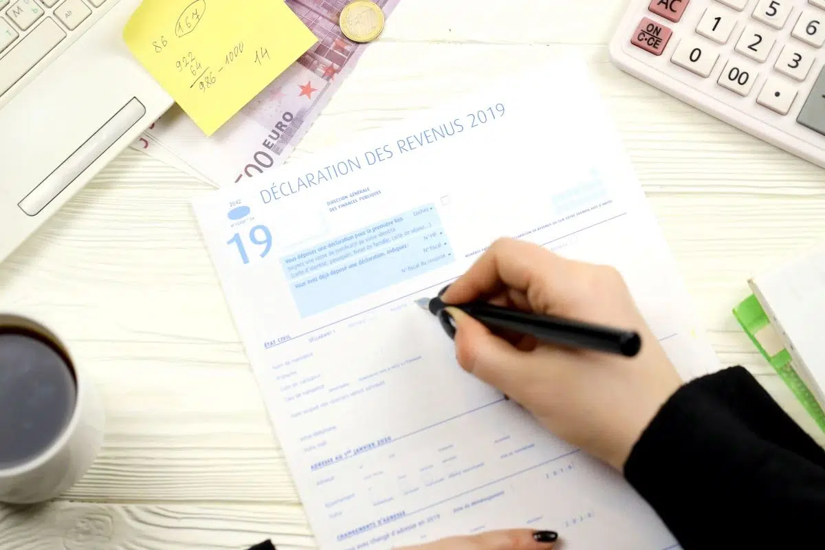 Un homme remplit sa déclaration d'impôt