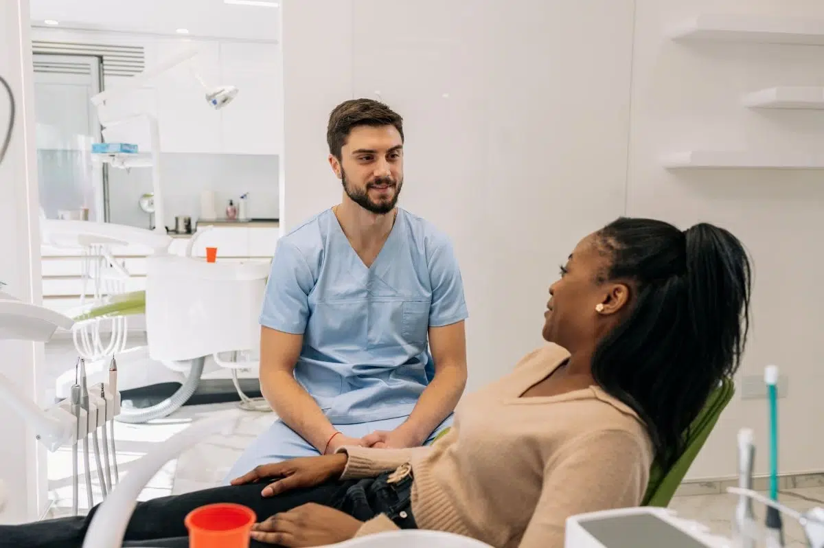 Une femme chez le dentiste
