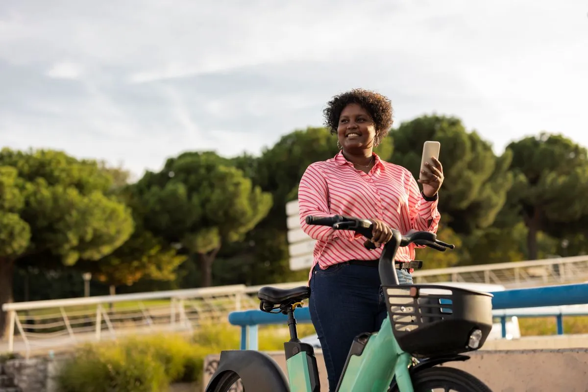 femme à la campagne à coté de son vélo électrique