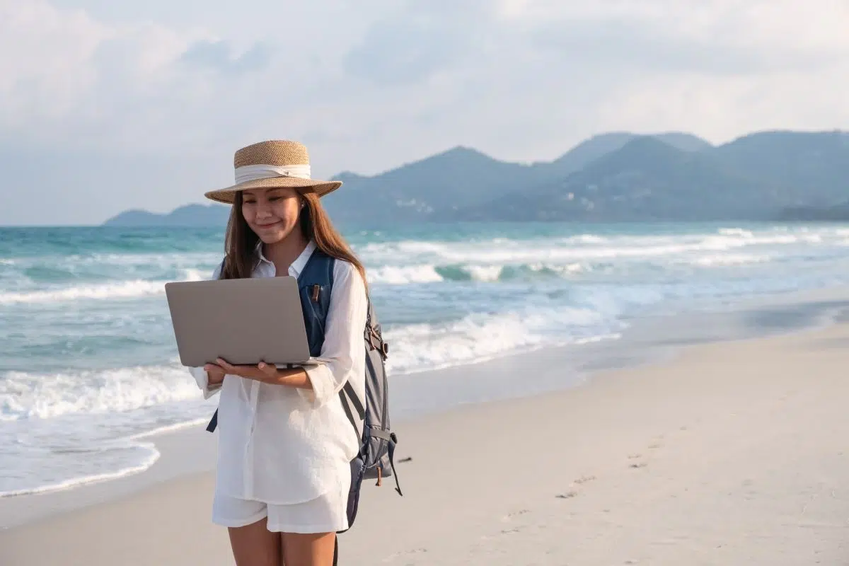 Une femme travaille sur la plage