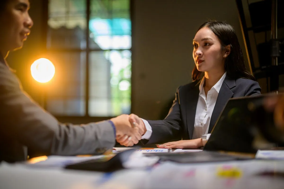 Un homme et une femme se sert la main