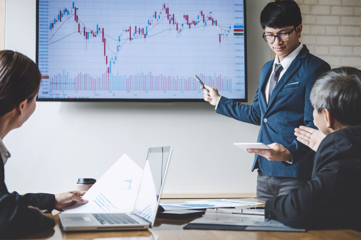 Des gens d'affaires dans un bureau, font une présentation