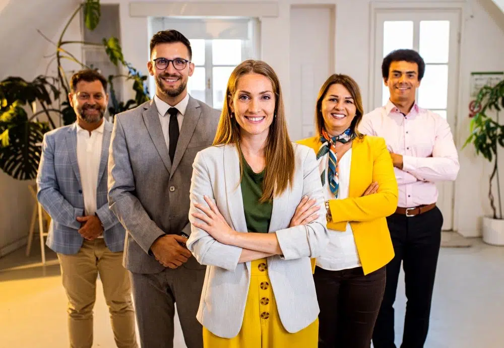 Un groupe de cinq personnes prennent la pose