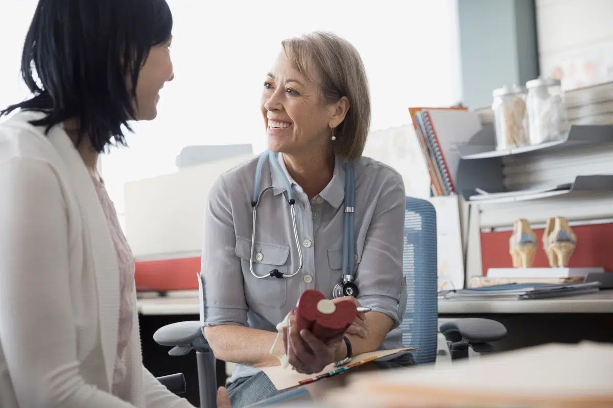 Médecin montrant un modèle anatomique au patient au bureau