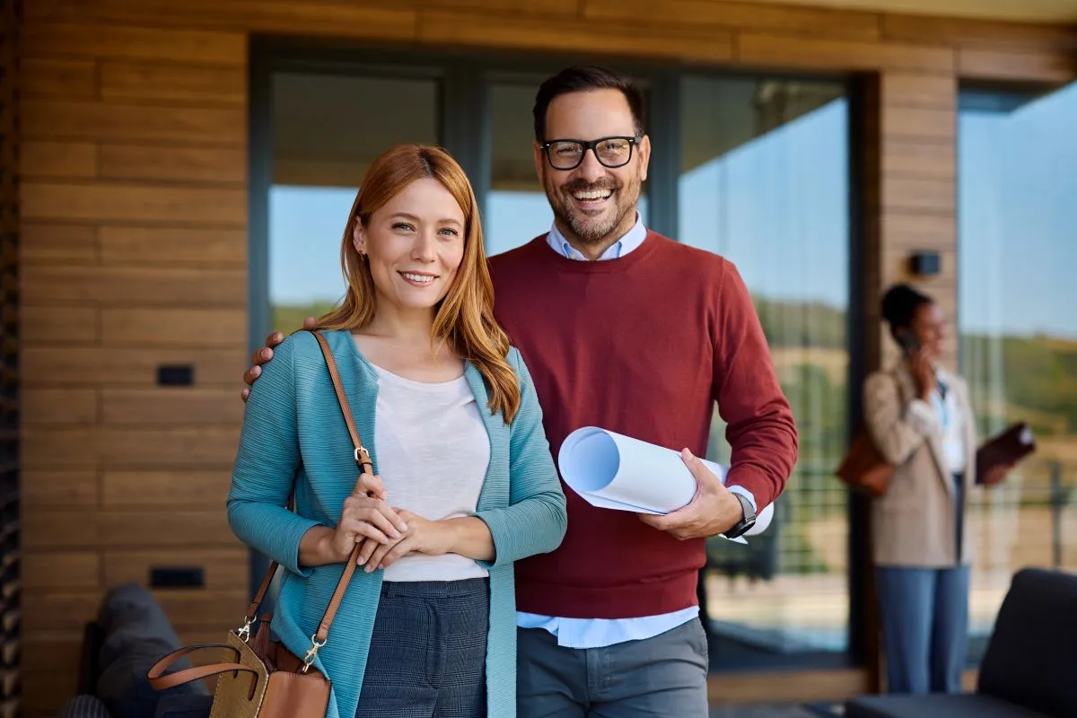 Un heureux couple d'acheteurs immobiliers