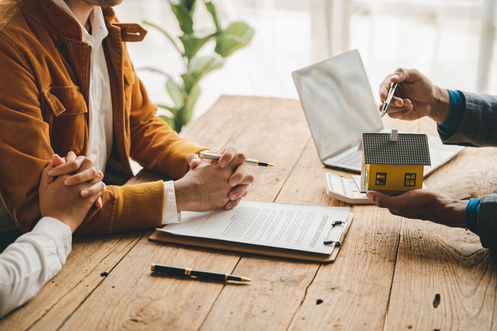 Un couple signe une demande de prêt