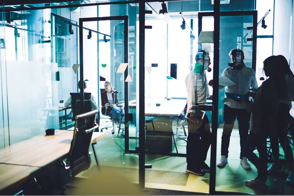 Deux personnes discutent dans un bureau