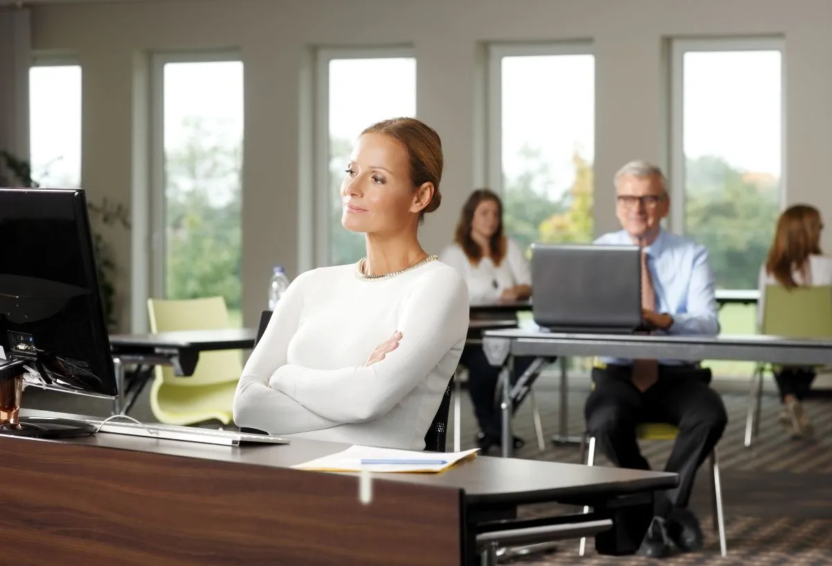 Une indépendante en train de réfléchir