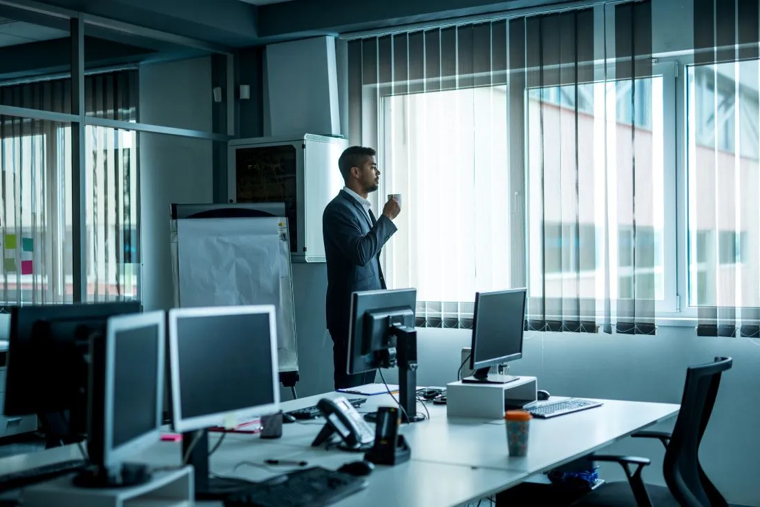 Un indépendant seul dans un bureau savoure un café