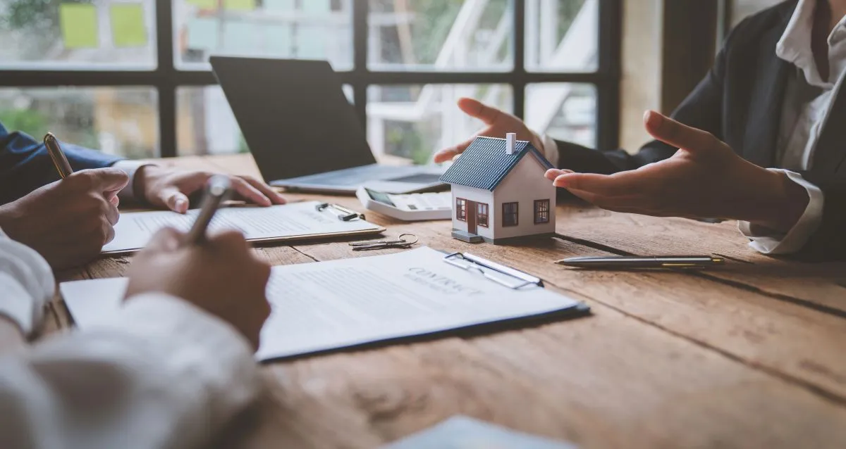 Un courtier immobilier montre un projet à des clients