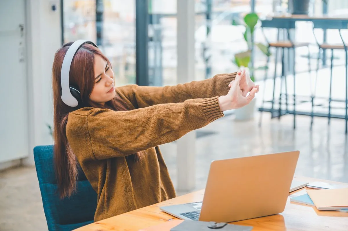 Une jeune femme se relaxe