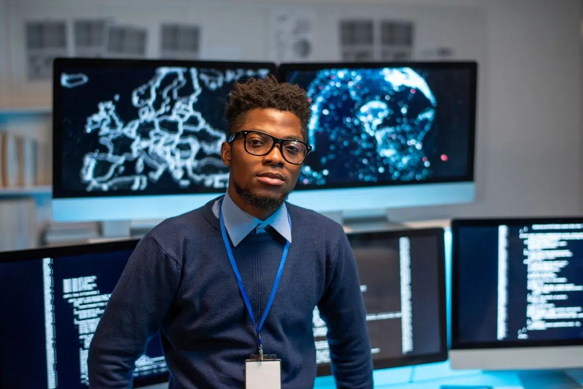 Un directeur des système d'information devant son bureau