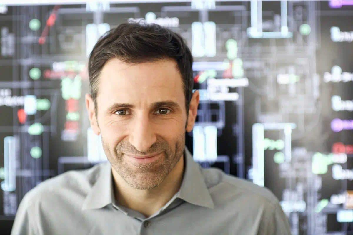 Un chief technique officier sourit à la caméra