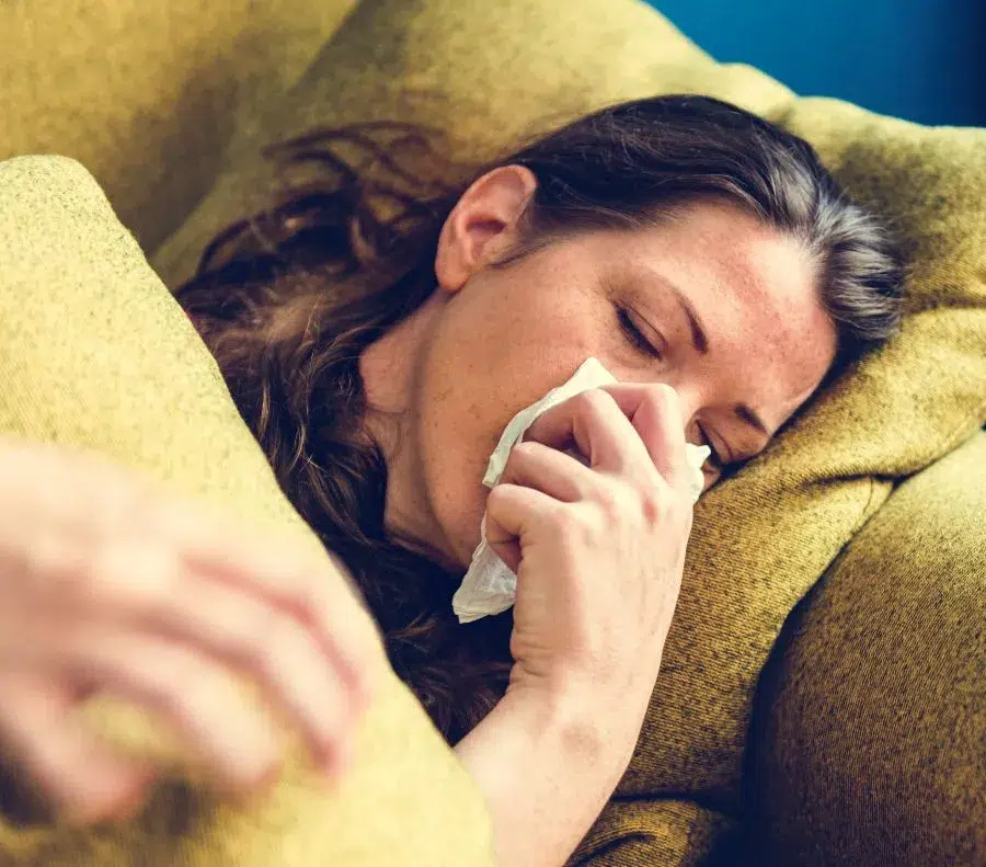 Femme malade sur le canapé