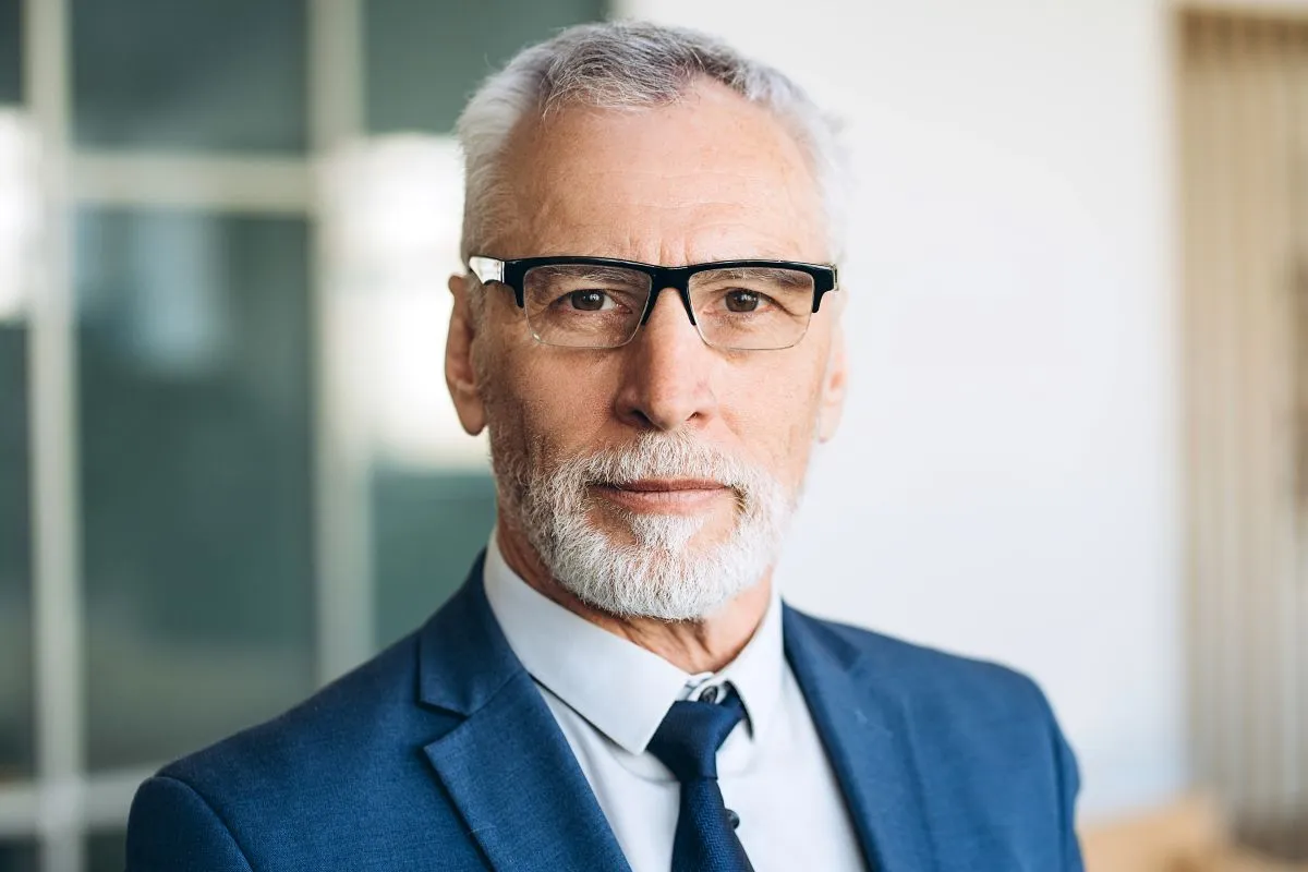 Un cadre sénior avec des lunettes