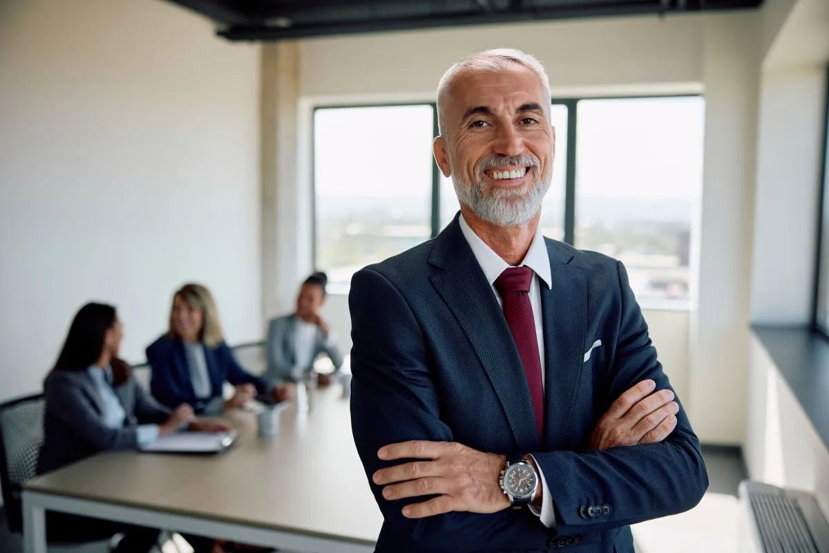 Un cadre sénior devant son bureau