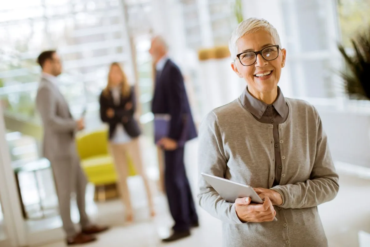 Une cadre sénior devant son bureau