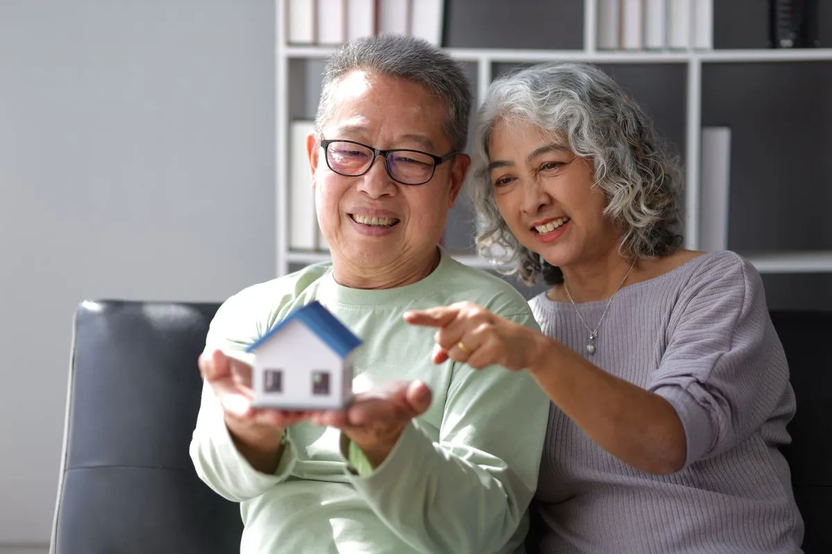 Un couple regarde la maquette de sa future maison