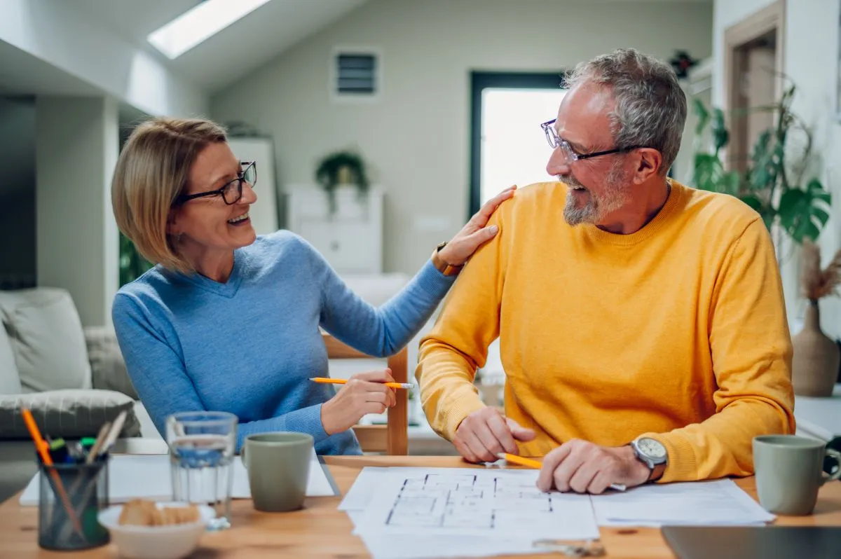 Un couple matérialise le plan de sa future maison
