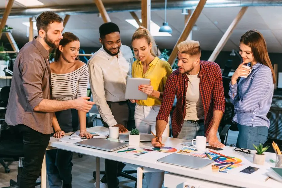 des entrepreneurs discutent